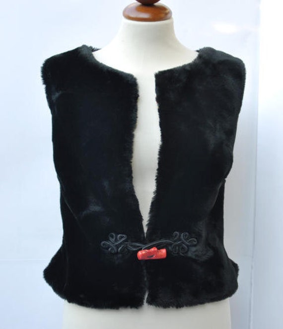 Schwarz Faux Pelz Weste Mit Hand Gemacht Coral Schließung von buydanusha