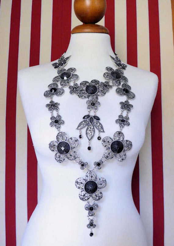Sehr Lange Erklärung Couture Halskette Mit Diamante Besetzt Zinn Filigranen Blüten Und Blätter Sehr Lange Erklärung Couture Halskette Mit Diamante Besetzt Zinn Filigranen Blüten Und Blätter von buydanusha