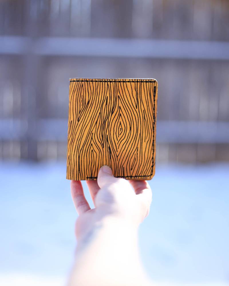 Leder-Geldbörse Mit Geätzten Holzkorn. Leder Brieftasche Geschenk Für Ihn. Personalisierte Geschenk-Idee Zu Bräutigam Von Braut von buzzingbirdstudios