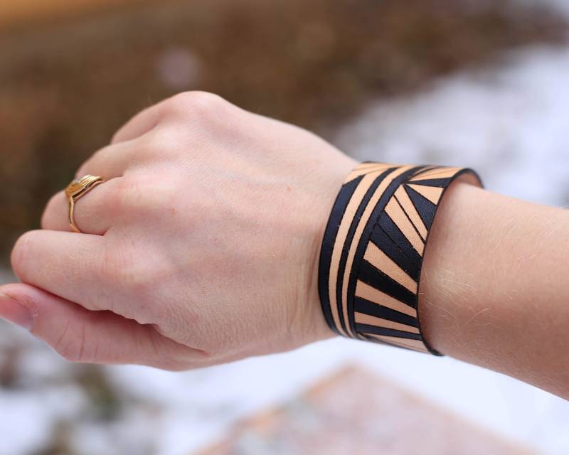 Leder Manschette Armband. Armband Mit Ray-Muster von buzzingbirdstudios