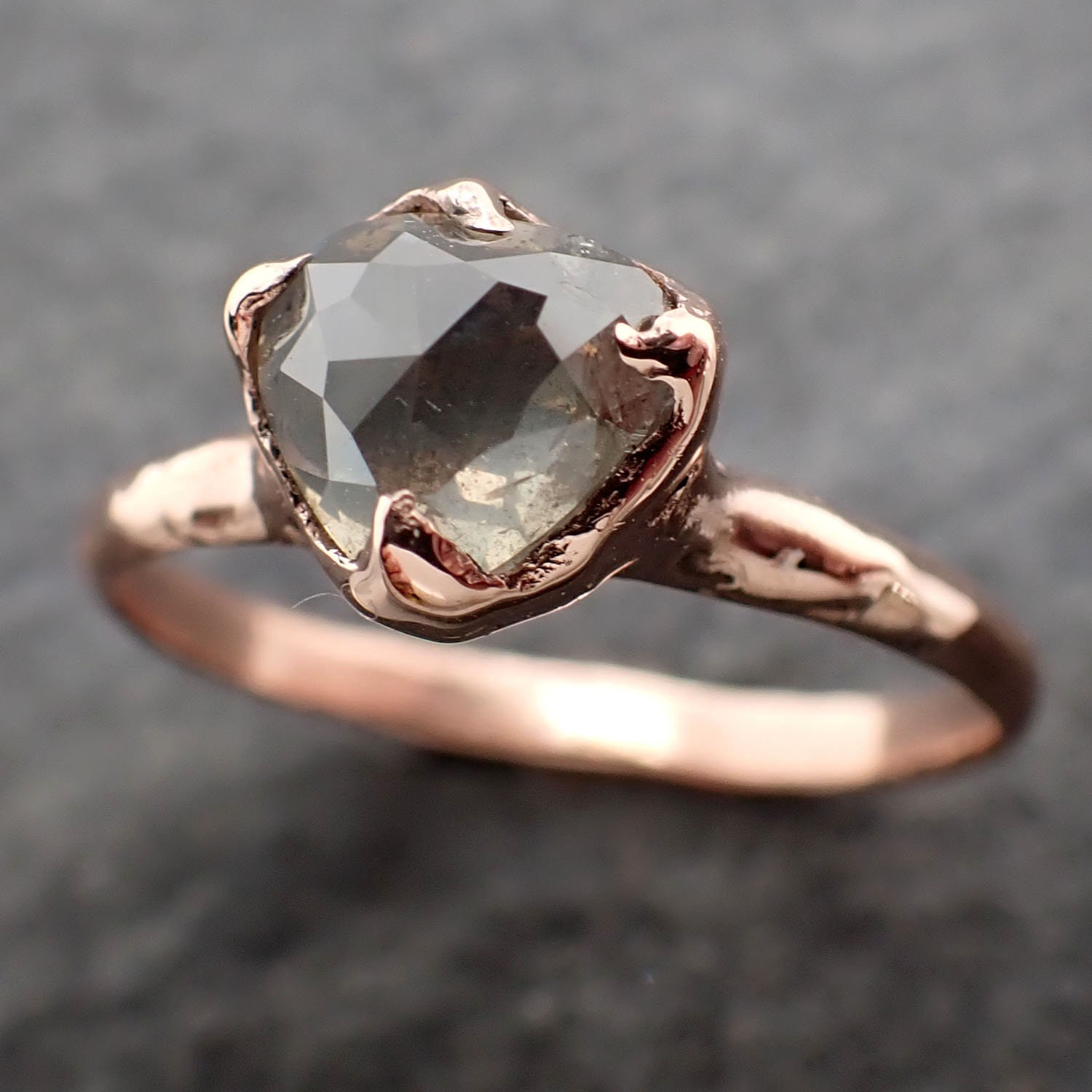 Facettierter Fancy Cut Grauer Diamant Solitär Verlobungsring 14K Roségold Ehering Byangeline 2583 von byAngeline