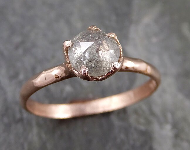 Facettierter Fancy Cut Salz Und Pfeffer Diamant Solitär Verlobungsring 14K Roségold Ehering Von Angelline 1191 von byAngeline