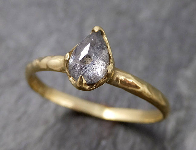 Facettierter Fancy Cut Salz Und Pfeffer Diamant Solitär Verlobungsring 18K Gelbgold Ehering Byangeline 0832 von byAngeline