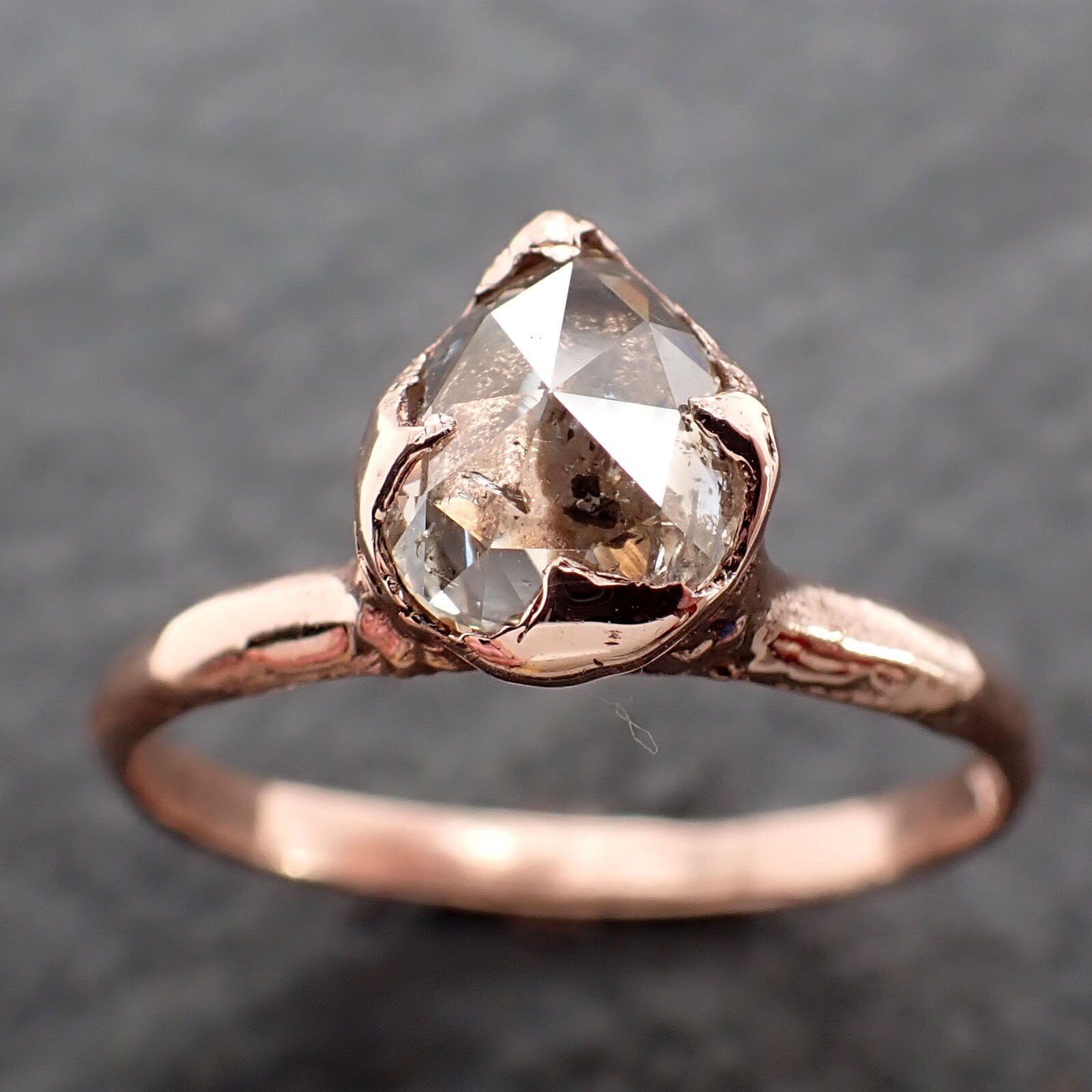 Facettierter Fancy Cut Salz Und Pfeffer Diamant Solitär Verlobungsring Aus 14 Karat Roségold Ehering Von Angelline 2580 von byAngeline