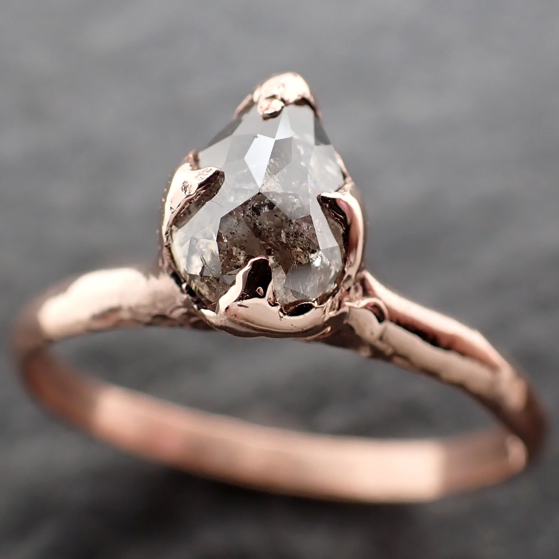 Facettierter Fancy Cut Salz Und Pfeffer Diamant Solitär Verlobungsring Aus 14 Karat Roségold Ehering Von Angelline 2581 von byAngeline