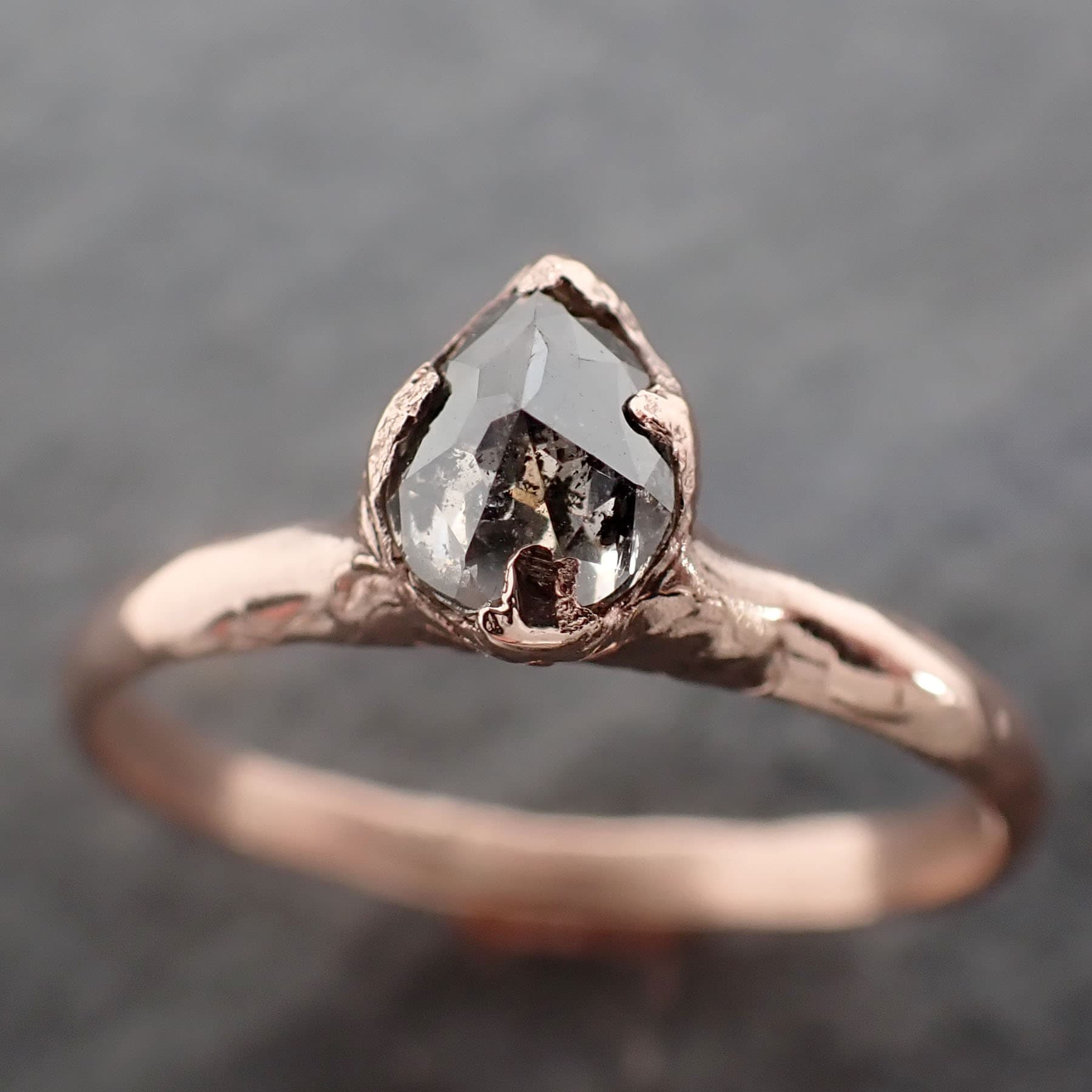 Facettierter Fancy Cut Salz Und Pfeffer Diamant Solitär Verlobungsring Aus 14 Karat Roségold Ehering Von Angelline 2586 von byAngeline