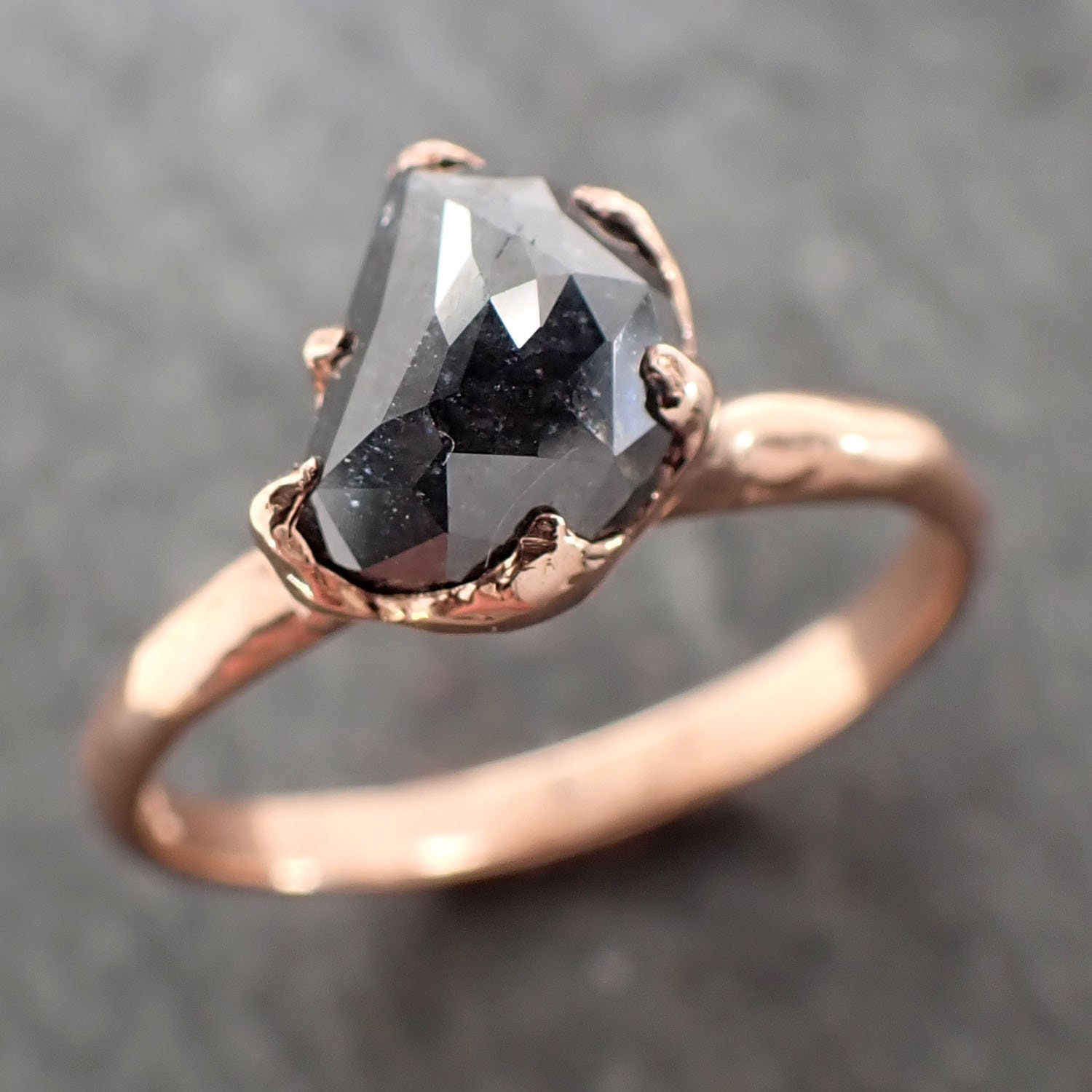 Facettierter Fancy Cut Salz Und Pfeffer Diamant Solitär Verlobungsring Aus 14 Karat Roségold Ehering Von Angelline 2950 von byAngeline