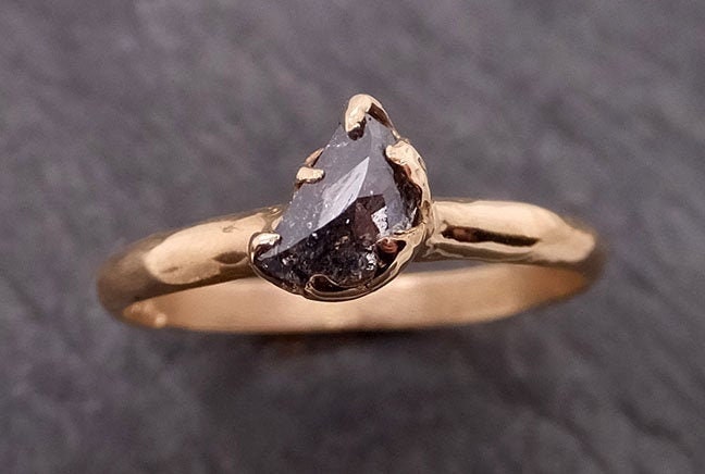 Facettierter Salz Und Pfeffer Halbmond Diamant Verlobung 14K Gelbgold Solitär Ehering Ring 1876 Von Angelline von byAngeline