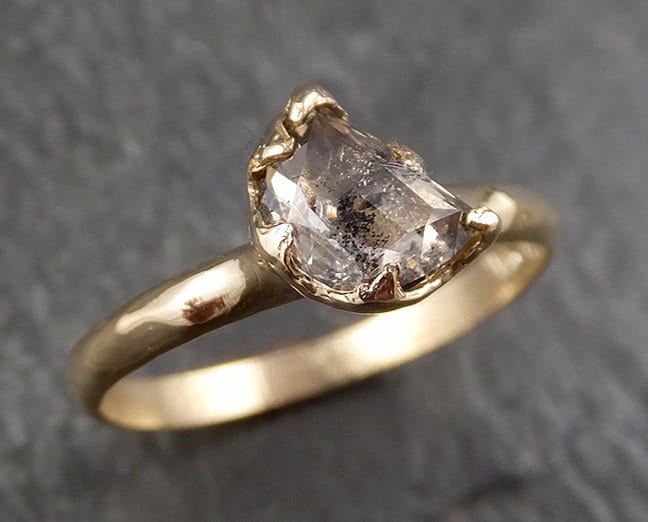 Fancy Cut Halbmond Diamant Solitär Verlobungsring Aus 14 Karat Gold Ehering Von Angelline 1585 von byAngeline