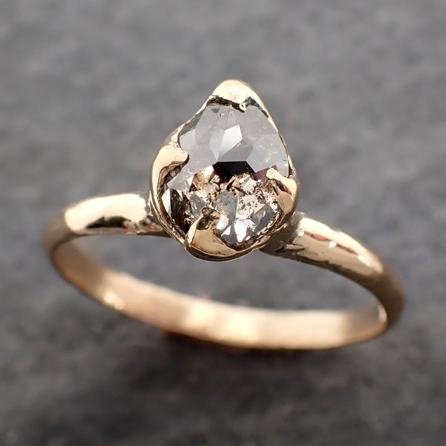 Fancy Cut Salz Und Pfeffer Diamant Solitär Verlobung 14K Gelbgold Ehering Ring Byangeline 2611 von byAngeline