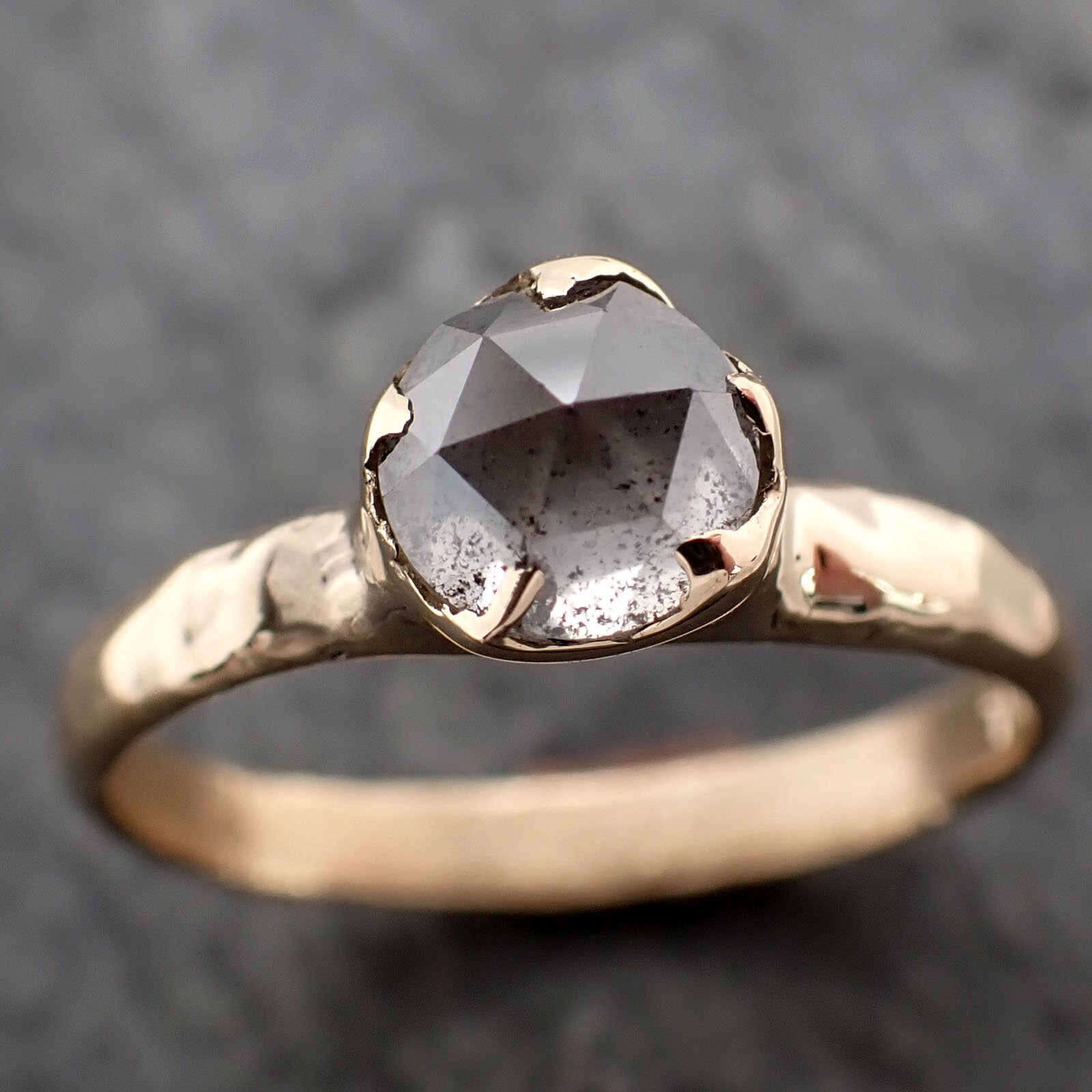 Fancy Cut Salz Und Pfeffer Diamant Solitär Verlobungsring 18K Gelbgold Ehering 2803 von byAngeline