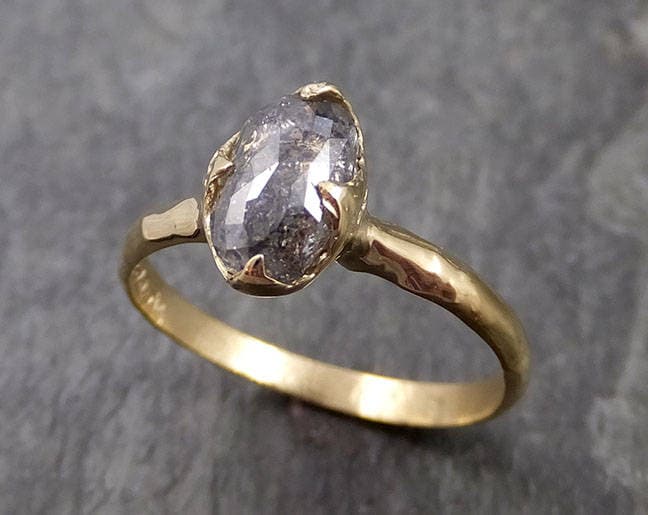 Fancy Cut Salz Und Pfeffer Diamant Solitär Verlobung 18K Gelbgold Ehering Ring Byangeline 0991 von byAngeline