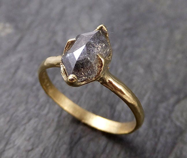 Fancy Cut Salz Und Pfeffer Diamant Solitär Verlobung 18K Gelbgold Ehering Ring Byangeline 1051 von byAngeline
