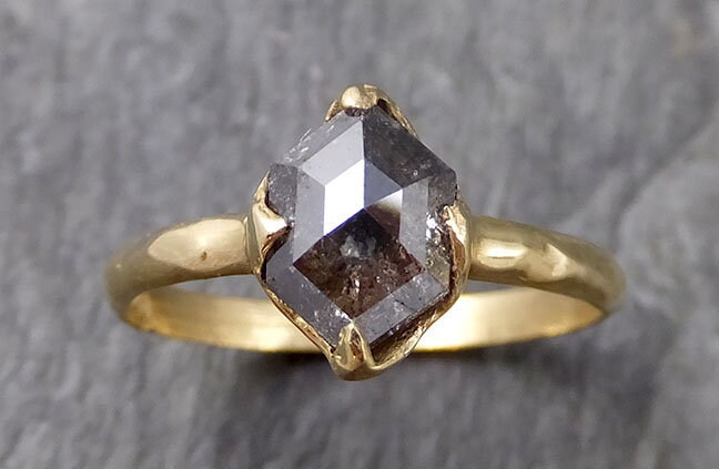 Fancy Cut Salz Und Pfeffer Diamant Solitär Verlobung 18K Gelbgold Ehering Ring Byangeline 1106 von byAngeline