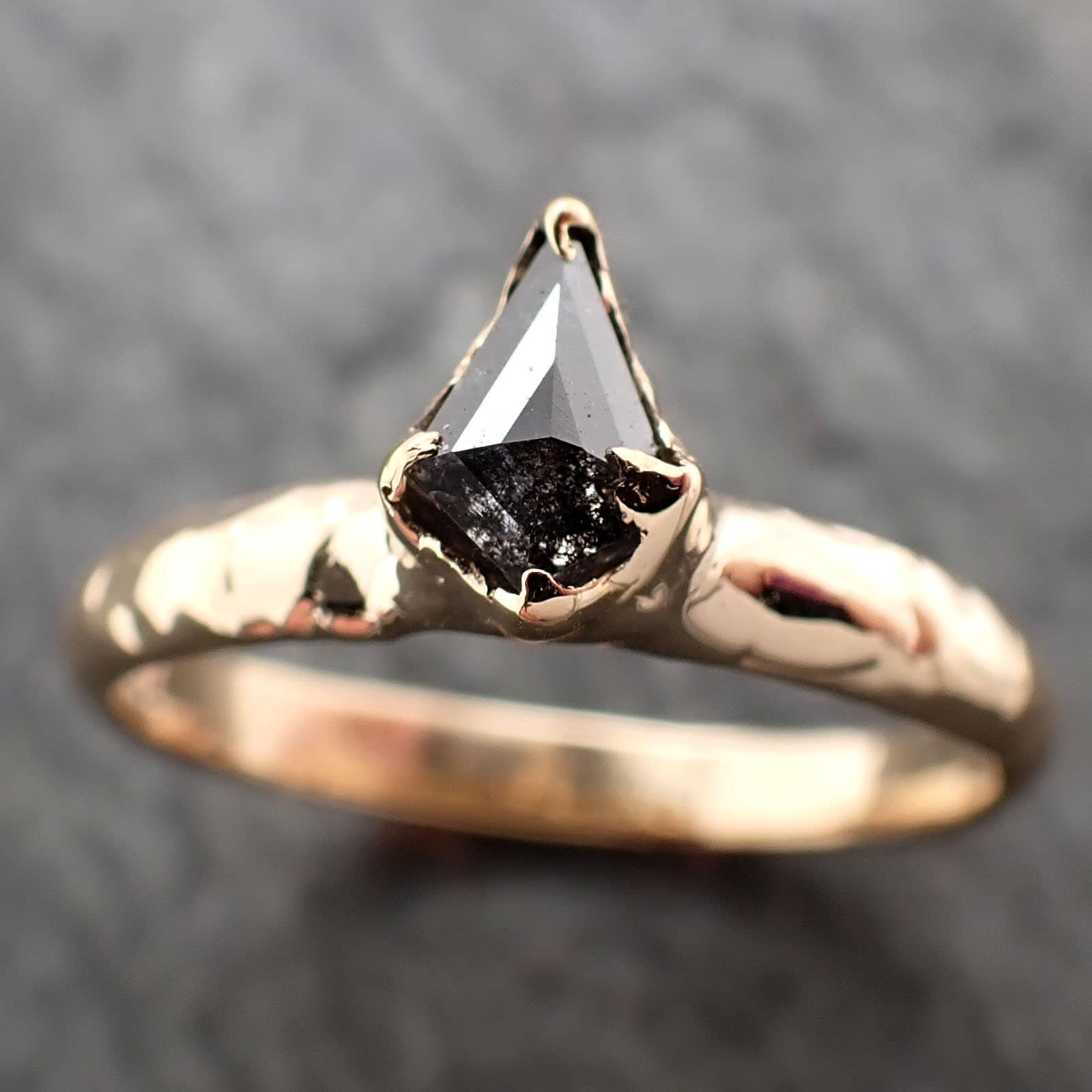 Fancy Cut Salz Und Pfeffer Diamant Solitär Verlobung 18K Gelbgold Ehering Ring Byangeline 2931 von byAngeline