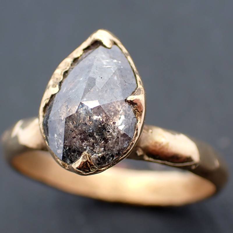 Antique Style Salt & Pepper Diamant Solitär Verlobungsring 18K Gelbgold Handgefertigt Von Angelline 3456 von byAngeline