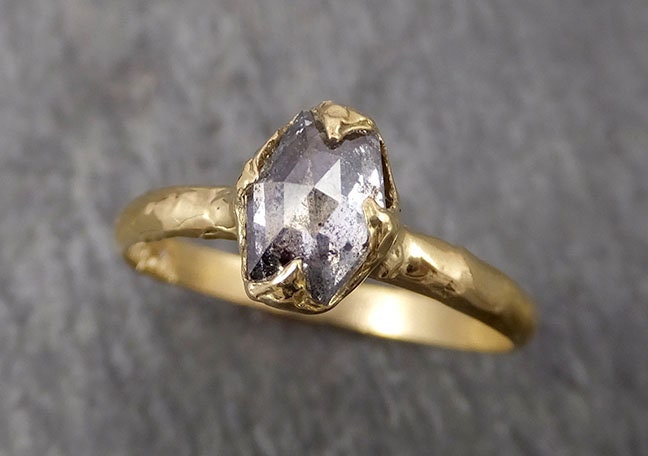 Fancy Cut Salz Und Pfeffer Diamant Solitär Verlobung 18K Gelbgold Ehering Ring Von Angeline 1796 von byAngeline