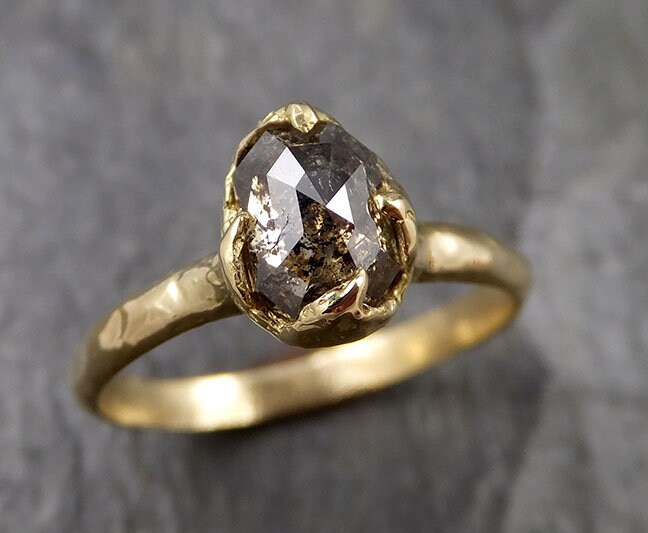 Fancy Cut Salz Und Pfeffer Diamant Solitär Verlobung 18K Gelbgold Ehering Ring Von Angelline 1397 von byAngeline