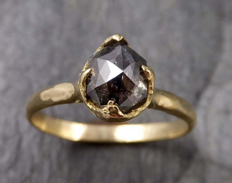 Fancy Cut Salz Und Pfeffer Diamant Solitär Verlobung 18K Gelbgold Ehering Ring Von Angelline 1398 von byAngeline