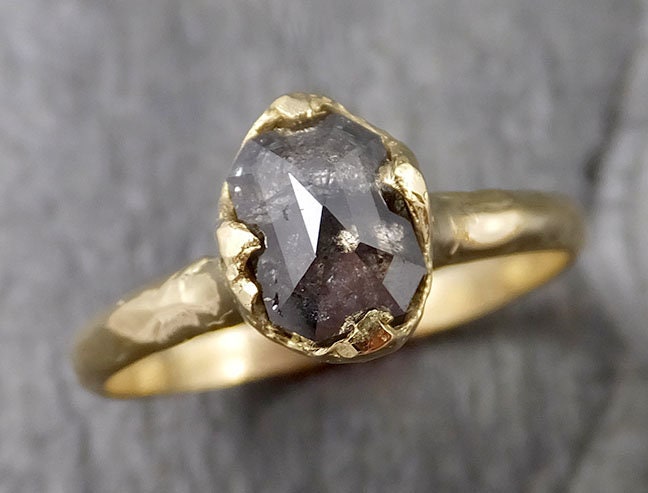 Fancy Cut Salz Und Pfeffer Diamant Solitär Verlobung 18K Gelbgold Ehering Ring Von Angelline 1399 von byAngeline