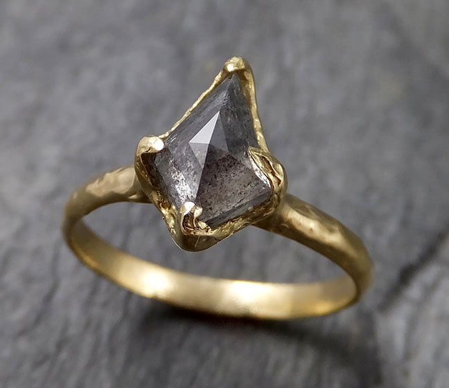 Fancy Cut Salz Und Pfeffer Diamant Solitär Verlobung 18K Gelbgold Ehering Ring Von Angelline 1401 von byAngeline