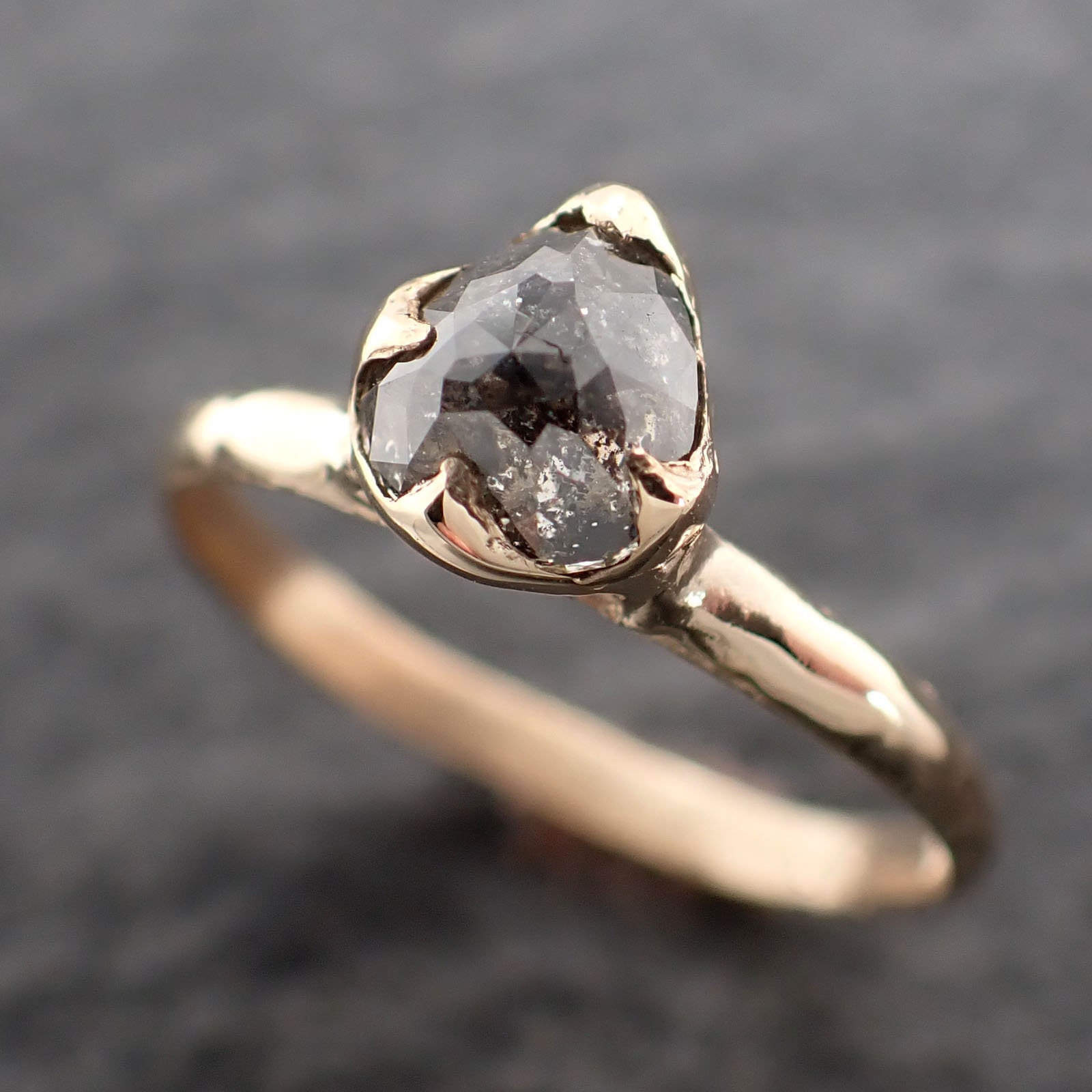 Fancy Cut Salz Und Pfeffer Diamant Solitär Verlobungsring 14K Gelbgold Ehering 2605 Von Angelline von byAngeline