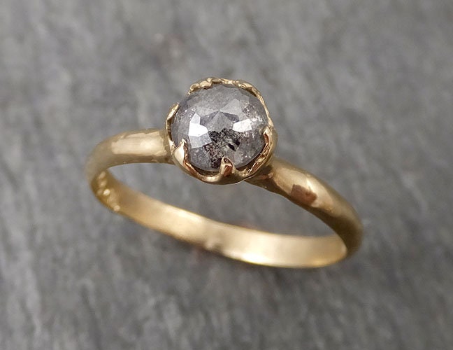 Echter Salz Und Pfeffer Diamant Solitär Verlobungsring | 14K Gelbgold Ehering Handarbeit Von Angeline 1688 von byAngeline
