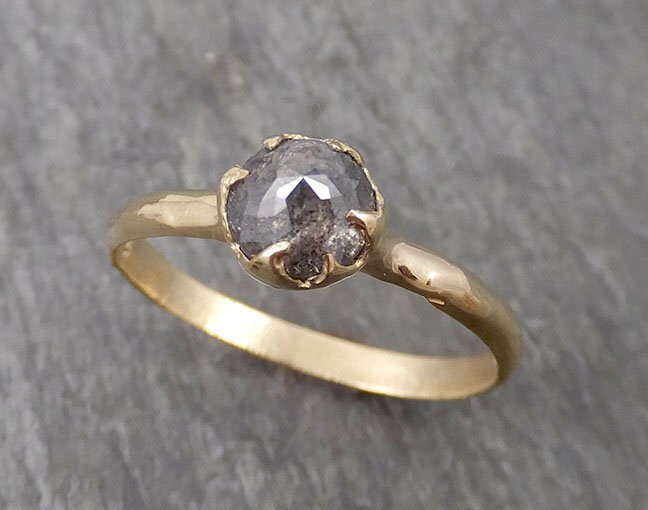 Fancy Cut Salz Und Pfeffer Diamant Solitär Verlobungsring 14K Gelbgold Ehering Von Angelline 1689 von byAngeline