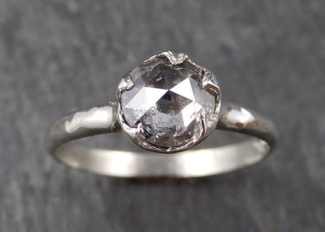 Salz Und Pfeffer Diamant Solitär Verlobungsring | 14K Weißgold Handarbeit Von Angeline 1582 Designer Schmuck von byAngeline