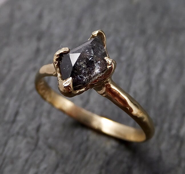 Fancy Cut Salz Und Pfeffer Diamant Verlobungsring 14K Gelbgold Ehering Rohdiamant 1410 von byAngeline