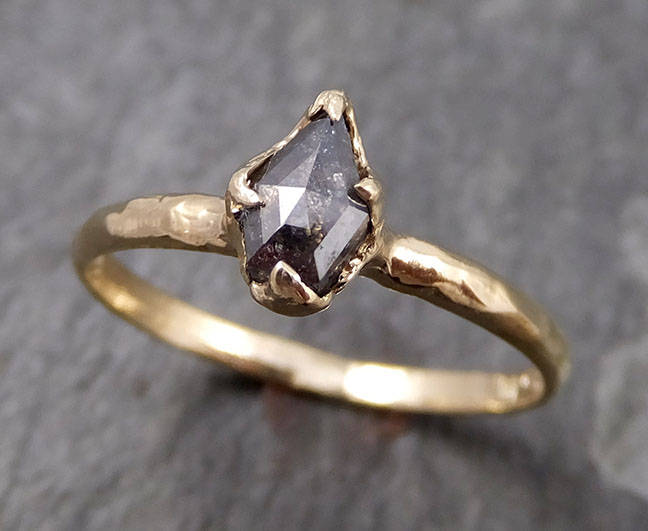 Fancy Cut Salz Und Pfeffer Diamant Verlobungsring 14K Gelbgold Ehering Rohdiamant Byangeline 0800 von byAngeline