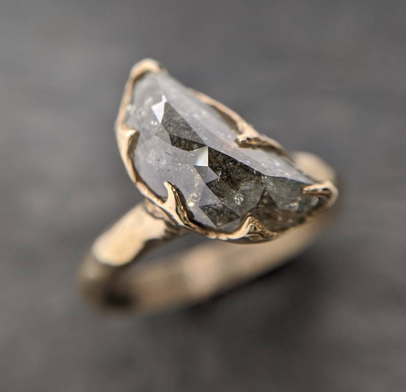 Fancy Cut Salz Und Pfeffer Halbmond Diamant Verlobung 14K Gelbgold Solitär Ehering Byangeline 2097 von byAngeline