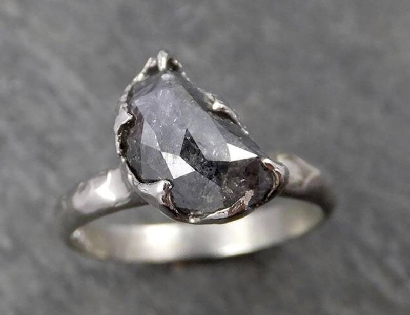 Echt Salz Und Pfeffer Halbmond Diamant Solitär Verlobungsring | 14K Weißgold Ehering Handarbeit Von Angeline 1658 von byAngeline