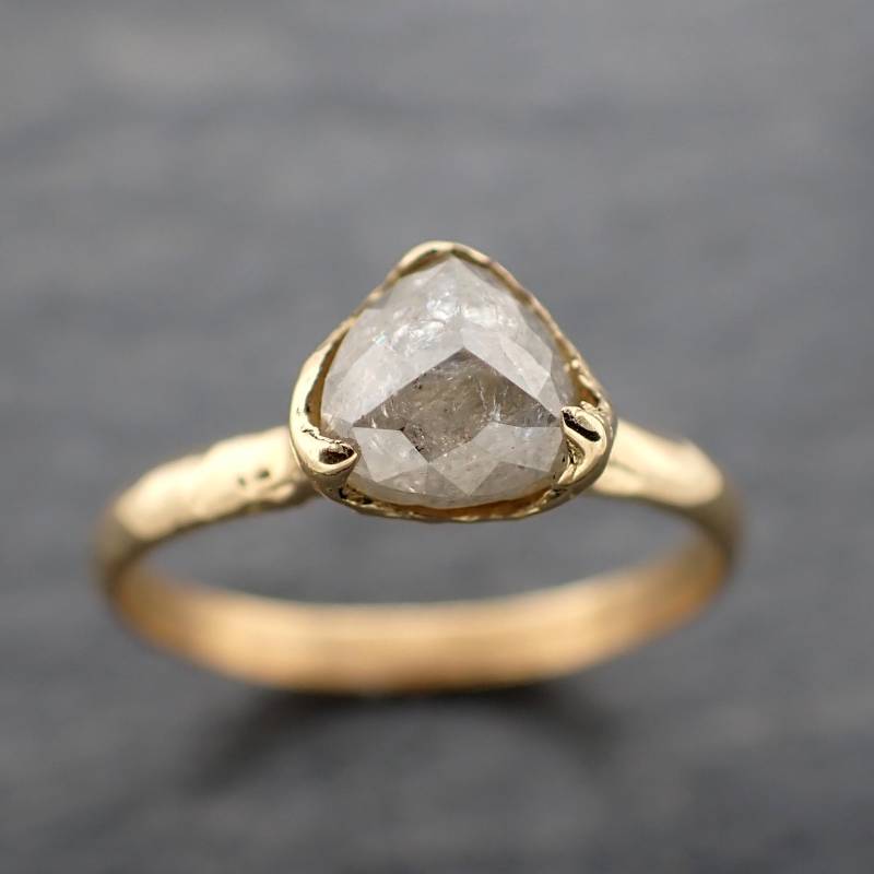 Fancy Cut Weißer Diamant Solitär Verlobungsring 18K Gelbgold Ehering Von Angelline 1393 von byAngeline