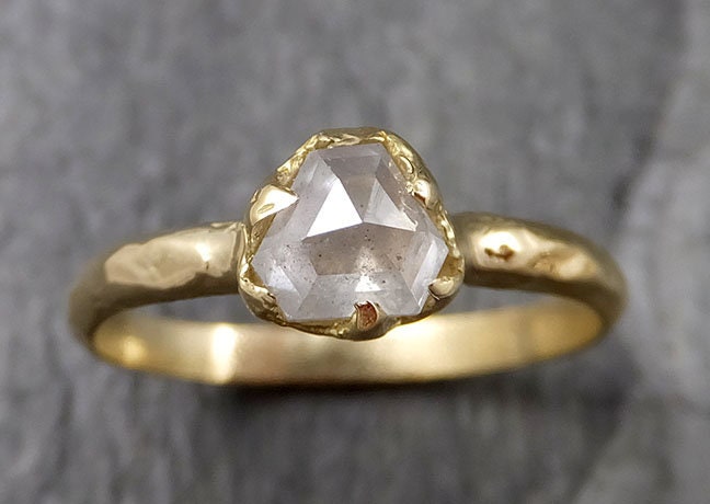 Fancy Cut Weißer Diamant Solitär Verlobungsring 18K Gelbgold Ehering Von Angelline 1395 von byAngeline