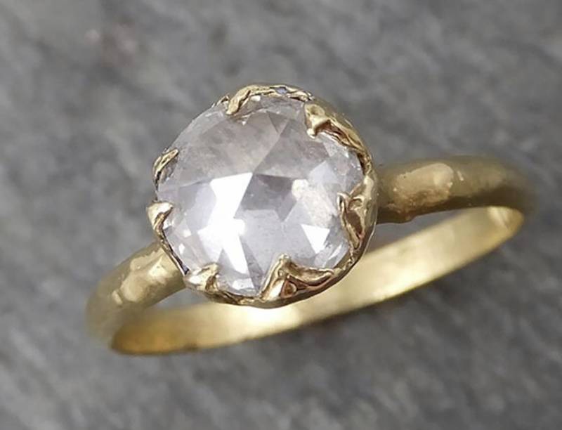 Fancy Cut Weißer Diamant Solitär Verlobungsring 18K Gelbgold Ehering Von Angelline 1675 von byAngeline