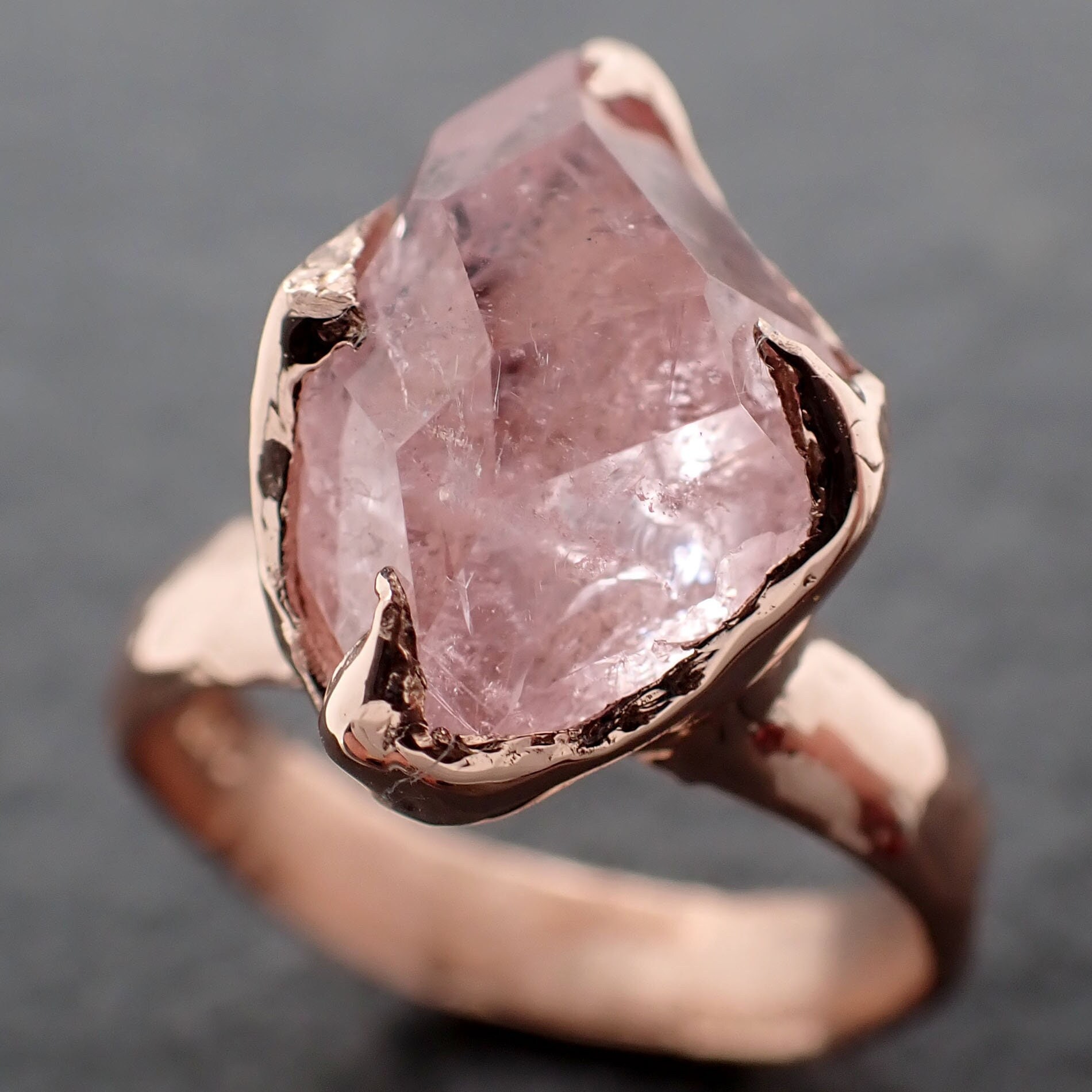 Morganit Teilweise Facettierter 14K Roségold Solitär Pink Edelstein Cocktail Ring Statement Edelsteinschmuck Von Angeline 3049 von byAngeline