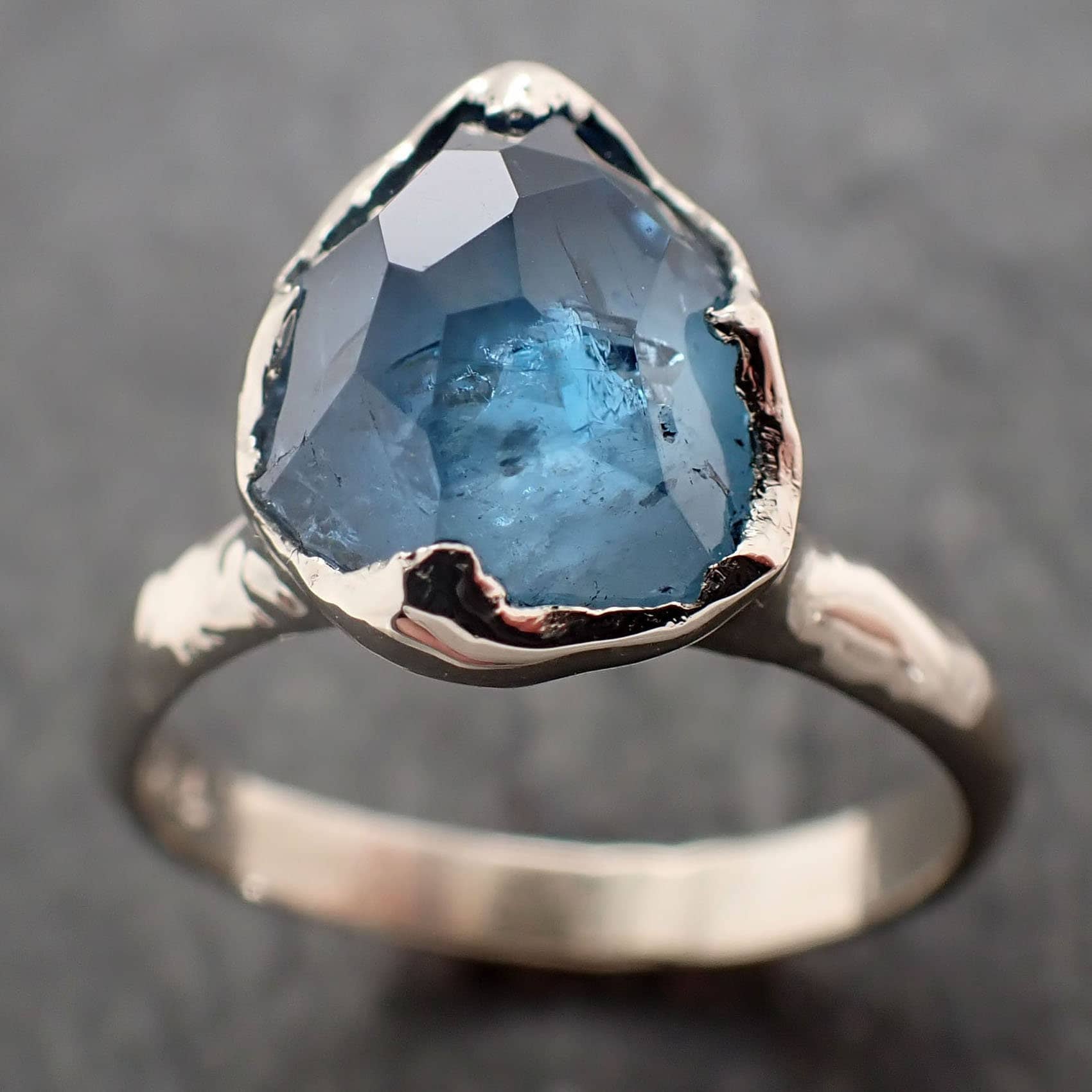 Teilweise Facettierter Aquamarin Solitär Ring 18K Gold Benutzerdefinierte One Of A Kind Edelstein-Ring Von Angelline 2988 von byAngeline