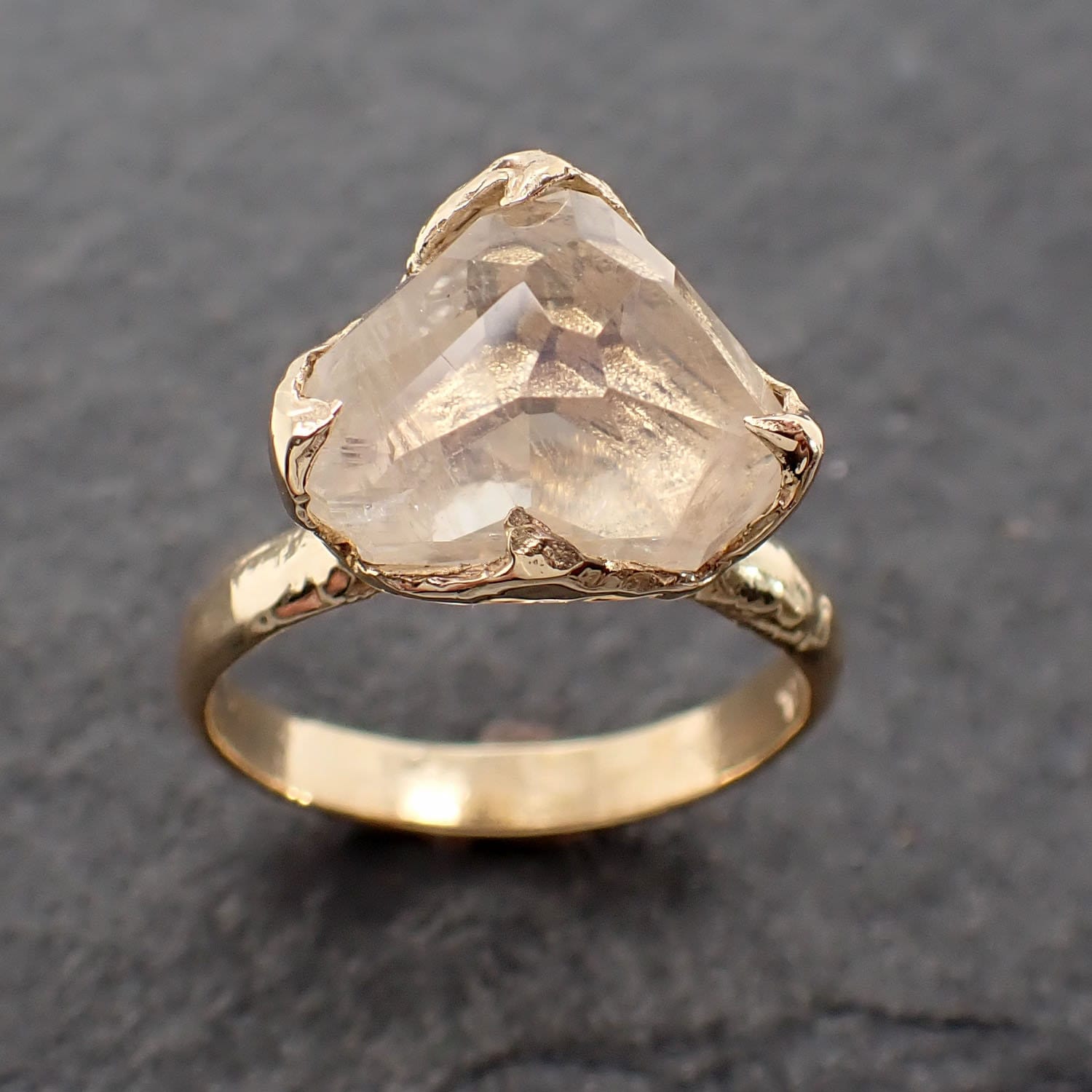 Teilfacettierter Mondstein Gelbgold Edelstein Solitär Recyceltes 18K Statement Cocktail 2526 von byAngeline