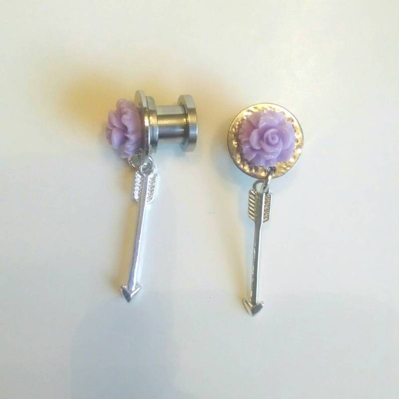 Flieder Blume Und Baumeln Pfeile Größe 0 | 8 Mm Stecker in Silber Flieder Blume Und Baumeln Pfeile Größe 0 | 8 Mm Stecker in Silber von byAshleyLorin