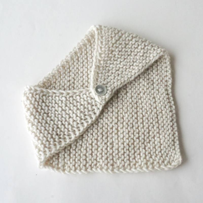 Babyhalstuch Halstuch Spucktuch Lätzchen Dreieckstuch Gestrickt Stricken Baby Tuch Ecru Uni Neutral Knopf 0-12 Monate von byEllyshop