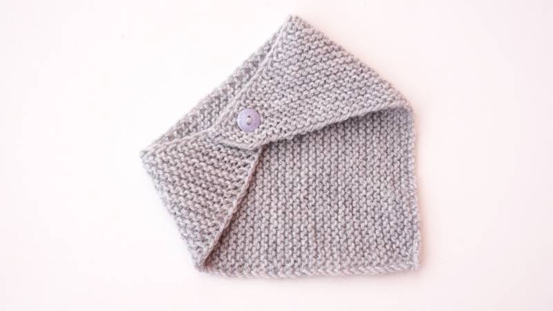 Babyhalstuch Halstuch Baby Spucktuch Lätzchen Dreieckstuch Gestrickt Stricken Tuch Hellgrau Grau Uni Neutral Knopf 0-12 Monate von byEllyshop
