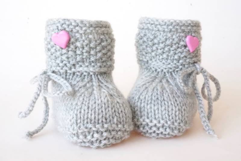 Babyschuhe Gestrickt Hellgrau Rosa Strickschuhe Herz Knopf Geschenk Muster Uni Finkli Baby von byEllyshop