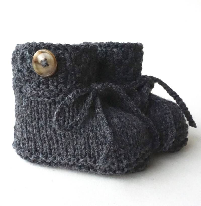 Babyschuhe Gestrickt Strickschuhe Baby Anthrazit Grau Geschenk Geburt Knopf Trachtenschuhe Handgestrickt Boots Booties Finkli 3-6 Monate von byEllyshop