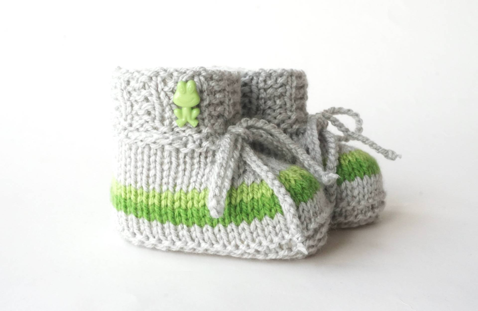 Babyschuhe Gestrickt Strickschuhe Frosch Baby Grau Grün Tier Wasser Handgestrickt 3-6 Monate Mit Bindebändern von byEllyshop