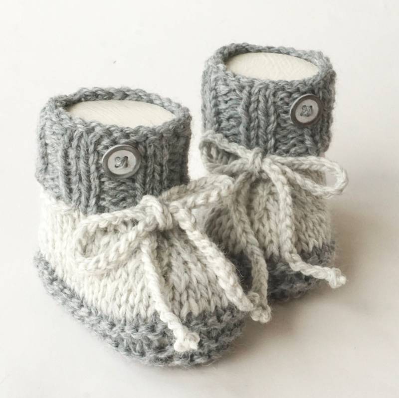 Babyschuhe Trachtenschuhe Gestrickt Strickschuhe Tracht Knopf Warme Wolle Natur Grau Hellgrau Herbst Winter Frühling von byEllyshop