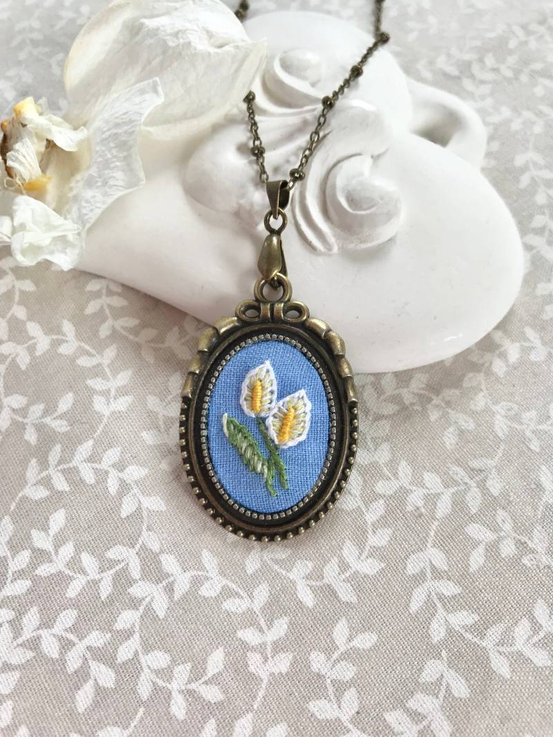 Hand Bestickte Calla Lilie Halskette Floral Geschenk Für Mama Lilien Weiße Kostenlose Tracking-Versand von byKALYNKA