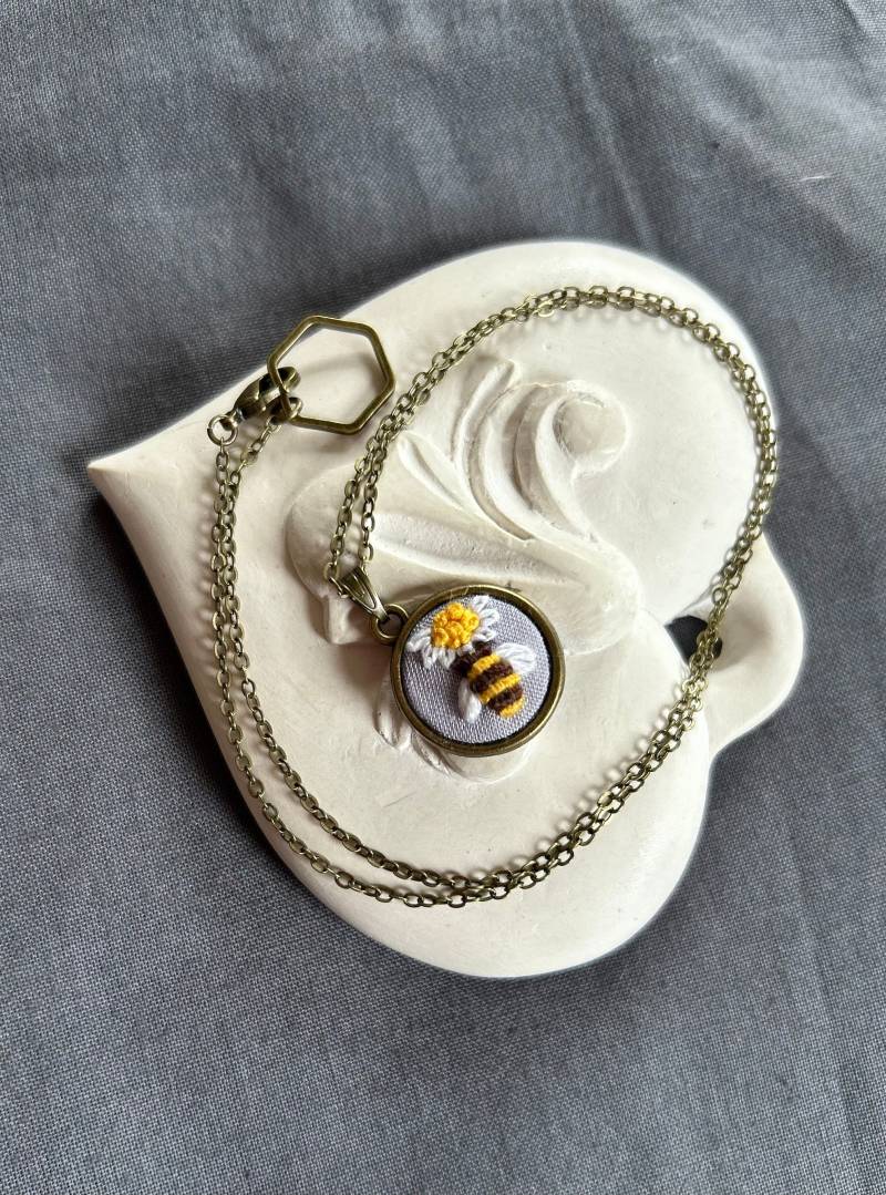 Kleine Gestickte Biene Halskette Insekt Gelb Und Weiß Bienenschmuck Bienenliebhaber Geschenk Für Ihre Bienenanhänger Daisy Bienenlocket von byKALYNKA
