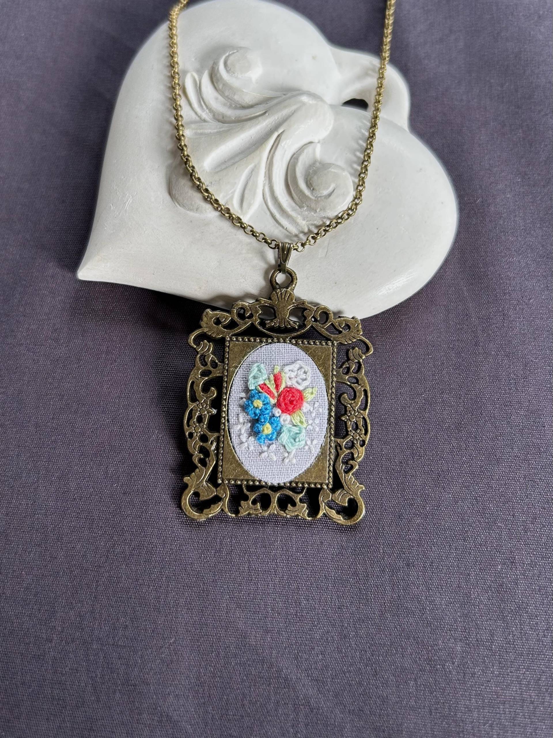 Rose Und Vergiss Mich Nicht Halskette Hand Bestickt Blumen Geschenk Für Mama Feminine Bouquet Schiffe Am Nächsten Tag Rose Und Vergiss Mich Nicht Halskette Hand Bestickt Blumen Geschenk Für Mama Feminine Bouquet Schiffe Am Nächsten Tag von byKALYNKA