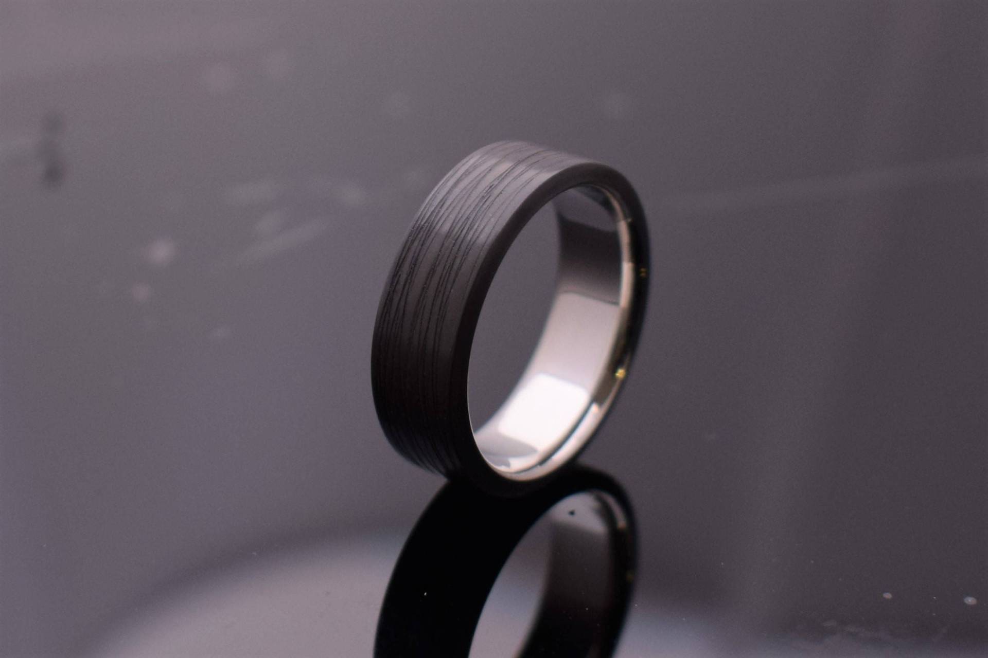 Handgemachter Titanring Mit Antikem Finish, Ehering Aus Titan, Schwarzer Für Sie Oder Ihn Handgemachter Titanring Mit Antikem Finish, Ehering Aus Titan, Schwarzer Für Sie Oder Ihn von byKeller